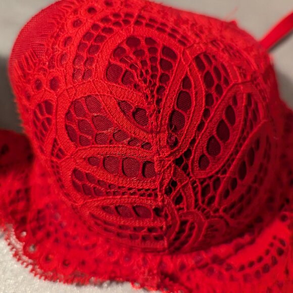 Victoria's Secret Red Embroidered Dream Angels Lightly Lined Demi Bra Size 32D - Picture 2 of 7